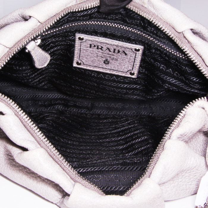 Sac à main Prada en cuir gris - Detail D3