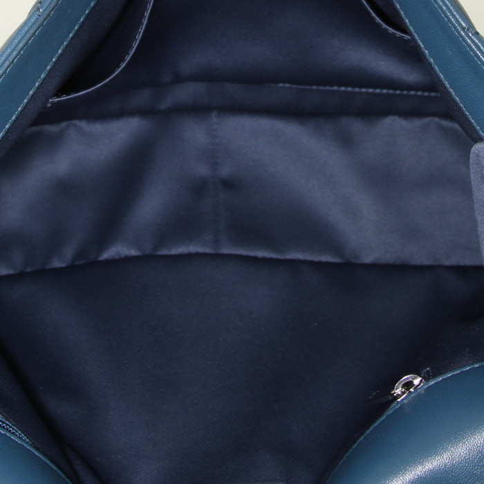 Bolso bandolera Chanel Timeless en cuero acolchado azul verdoso - Detail D3