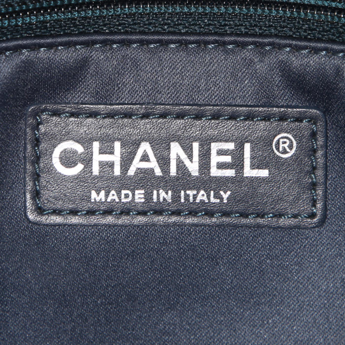 Bolso bandolera Chanel Timeless en cuero acolchado azul verdoso - Detail D4