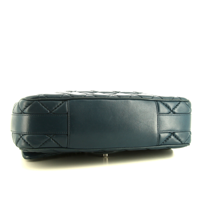 Chanel Timeless shoulder bag in pigeon blue quilted leather - Detail D5