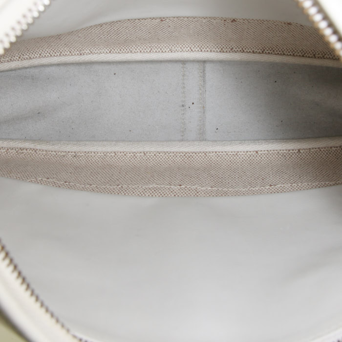 Bolso de mano Hermès Trim en cuero blanco y lona blanca - Detail D2