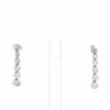 Paire de pendants d'oreilles semi-articulée en or blanc 14k et diamants - 360 thumbnail