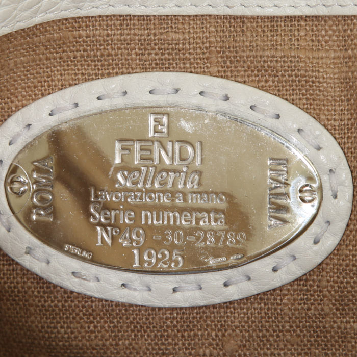 Bolso de mano Fendi Selleria en cuero granulado blanco - Detail D3