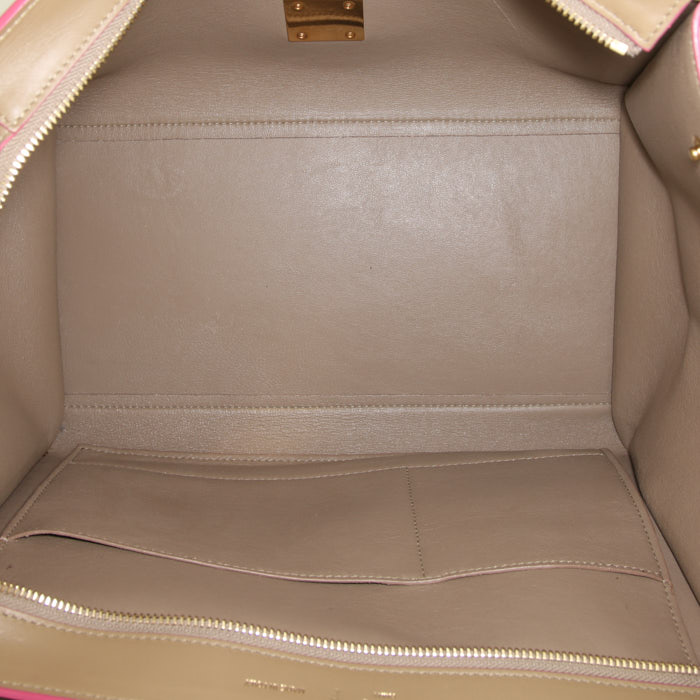 Bolso de mano Celine Trapeze en cuero beige y rosa - Detail D3