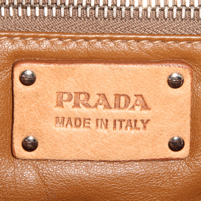 Prada handbag in brown leather - Detail D3