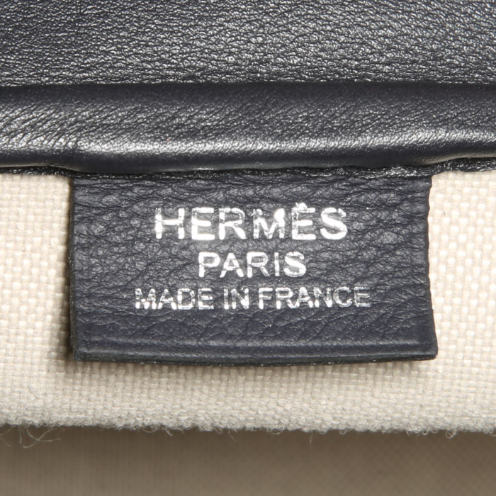 Sac de voyage Hermès Cavour en cuir taurillon Cristobal bleu et toile H beige - Detail D4