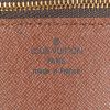 Bolsito de mano Louis Vuitton en lona Monogram marrón - Detail D4 thumbnail