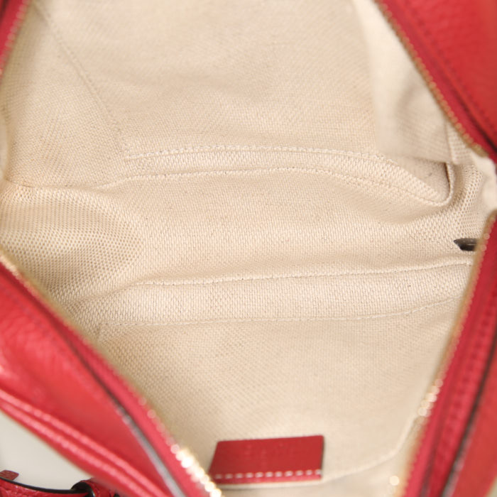 Sac bandoulière Gucci Soho Disco en cuir grainé rouge - Detail D2