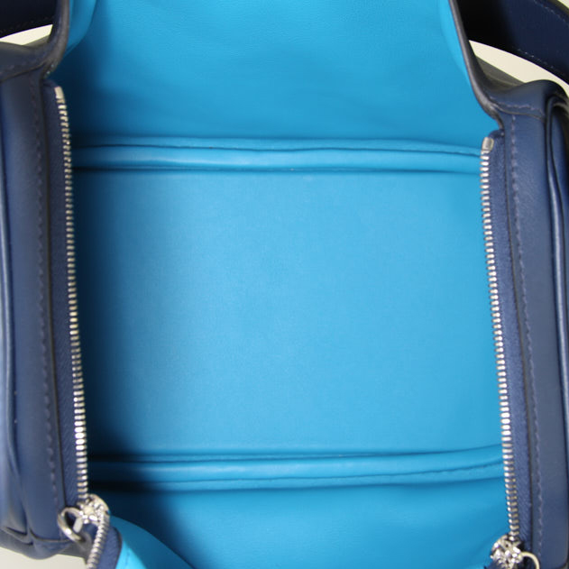 Borsa Hermes Lindy 26 cm in pelle Swift Bleu Saphir - Detail D2