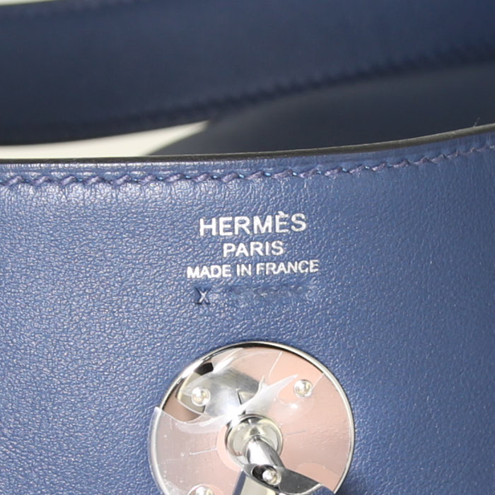Hermes Lindy 26 cm handbag in Bleu Saphir Swift leather - Detail D3