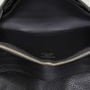 Billetera Louis Vuitton  Capucines en cuero granulado negro - Detail D2 thumbnail