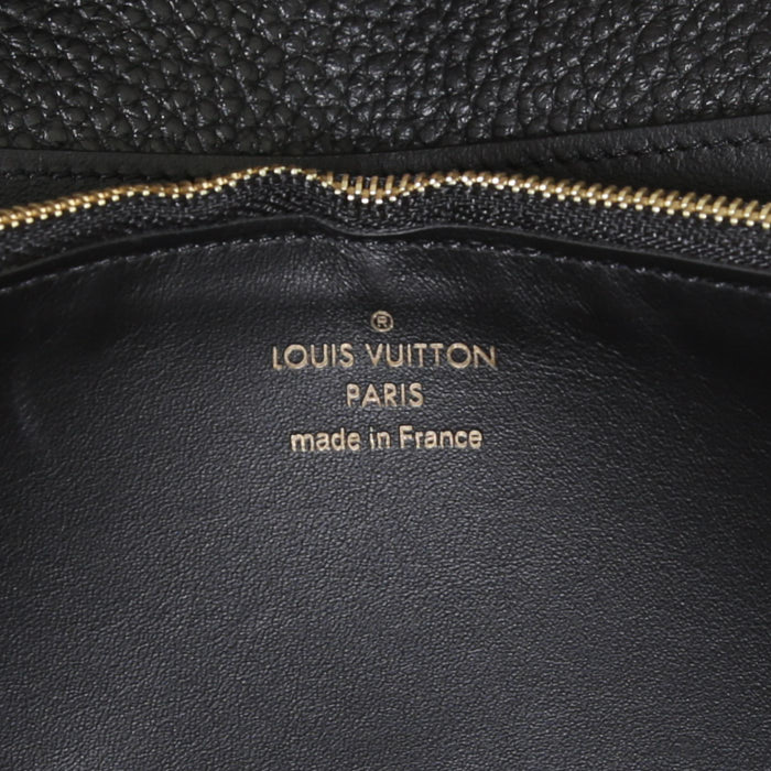 Portefeuille Louis Vuitton  Capucines en cuir grainé noir - Detail D3