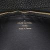 Billetera Louis Vuitton  Capucines en cuero granulado negro - Detail D3 thumbnail