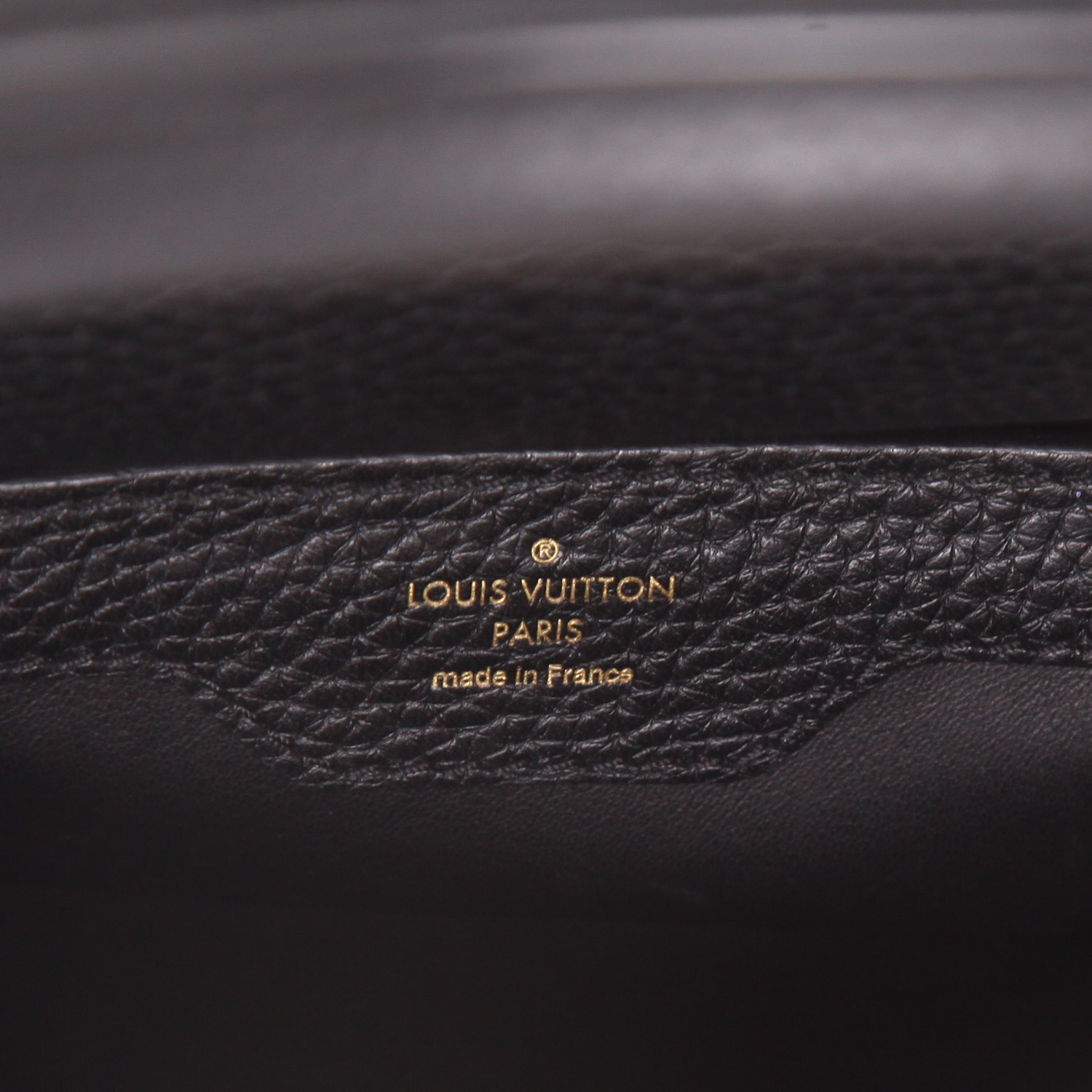 Borsa a tracolla Louis Vuitton  Capucines MM in pelle martellata nera - Detail D2