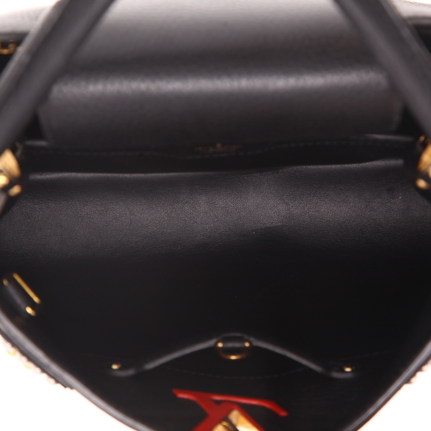 Bolso bandolera Louis Vuitton  Capucines MM en cuero granulado negro - Detail D3