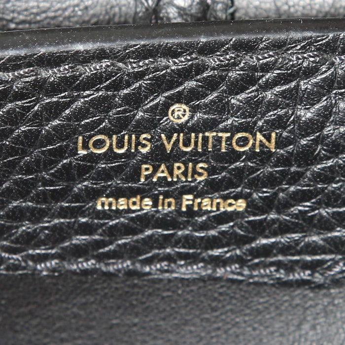 Borsa a tracolla Louis Vuitton  Capucines MM in pelle martellata nera - Detail D4