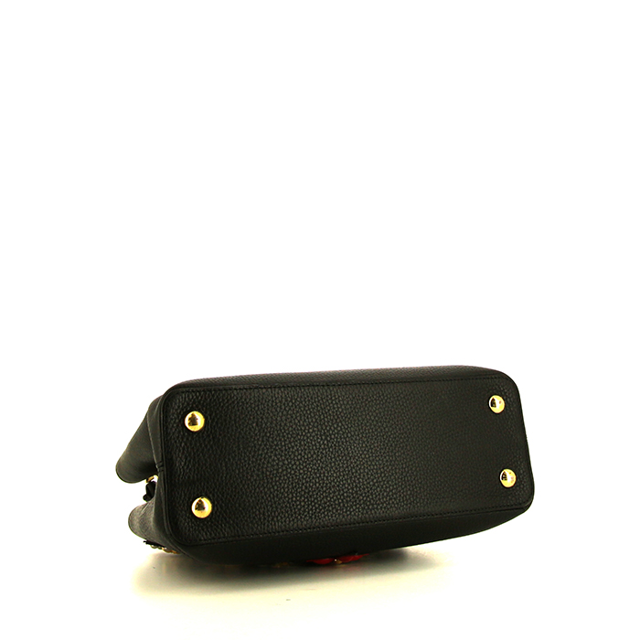 Louis Vuitton  Capucines MM shoulder bag  in black grained leather - Detail D5