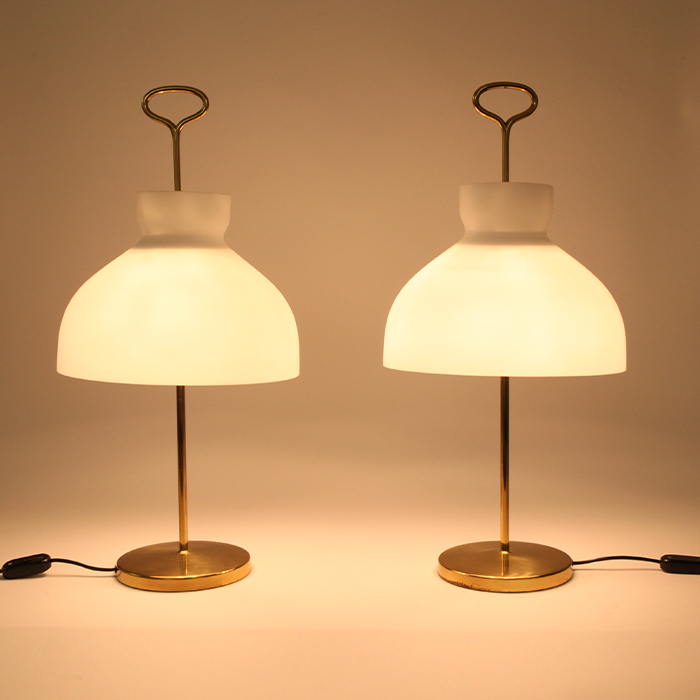 Ignazio Gardella, a pair of "Arenzano" lamps, high version, in brass and opal glass, Azucena edition, model designed in 1956 - Detail D1