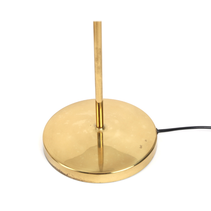 Ignazio Gardella, a pair of "Arenzano" lamps, high version, in brass and opal glass, Azucena edition, model designed in 1956 - Detail D3