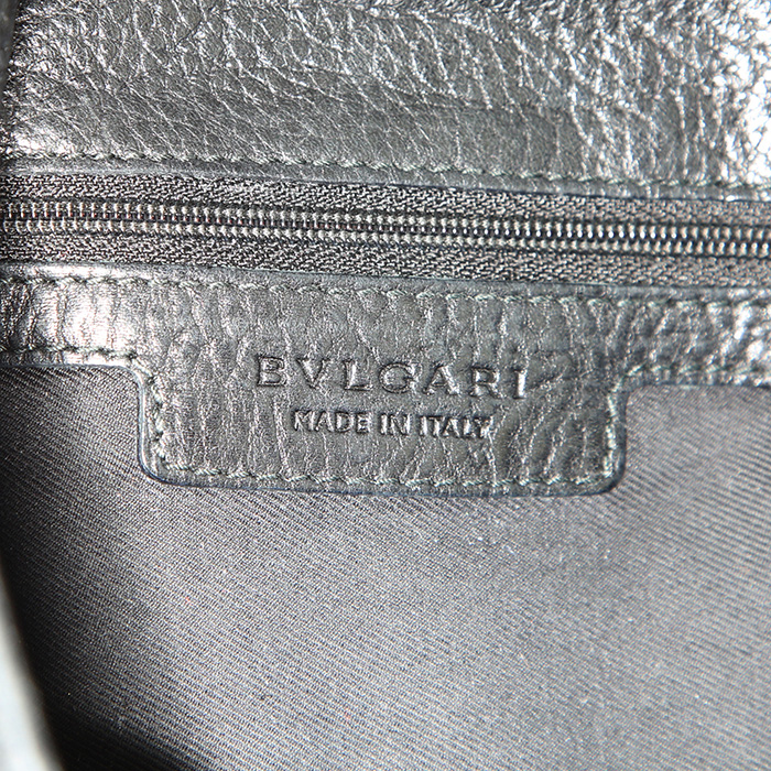 Bolso de mano Bulgari Leoni en cuero granulado negro - Detail D4