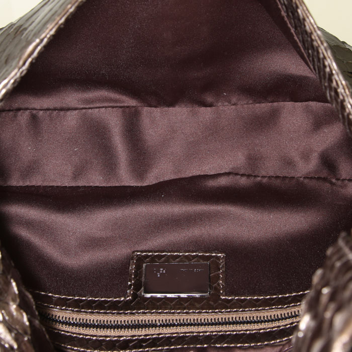 Bolso de mano Fendi Baguette en piel de pitón marrón - Detail D2