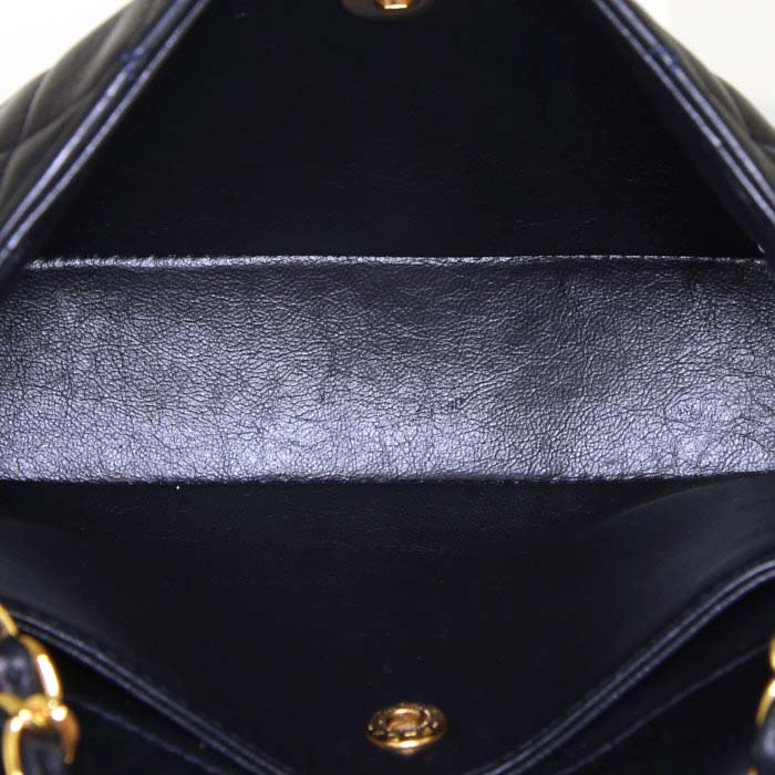 Sac à main Chanel Vintage en cuir matelassé bleu et cuir rouge - Detail D2