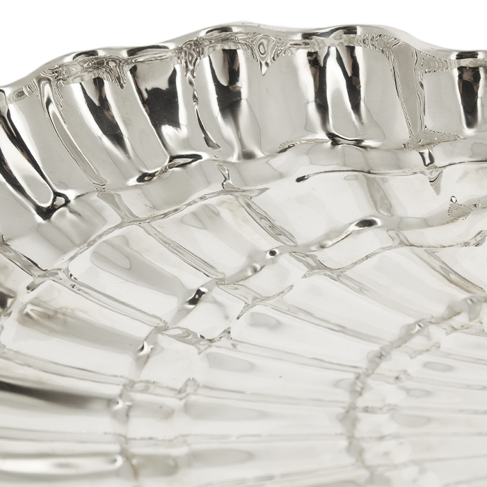 Christian Dior, grande coupe "coquille", en métal argenté, signée, des années 1990