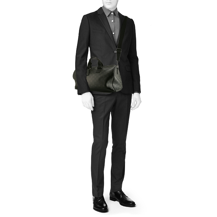 Sac de voyage Louis Vuitton Keepall - Travel Bag en toile monogram noire et cuir noir - Detail D2