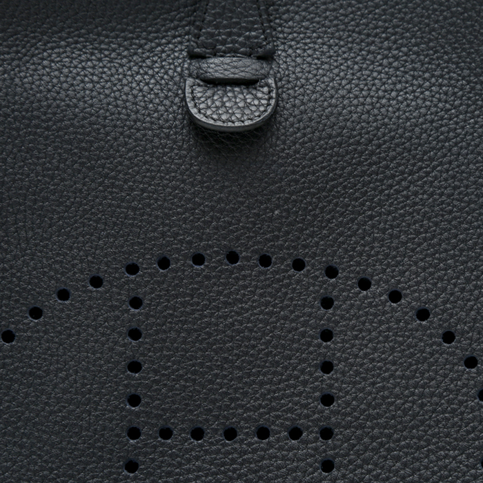 Borsa a tracolla Hermès  Evelyne modello piccolo  in pelle togo blu marino - Detail D1