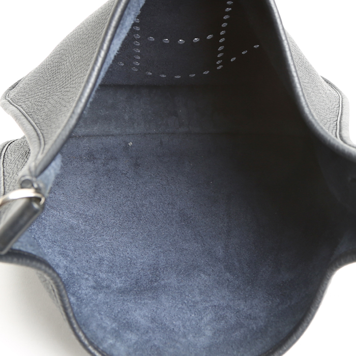 Bolso bandolera Hermès  Evelyne modelo pequeño  en cuero togo azul marino - Detail D3