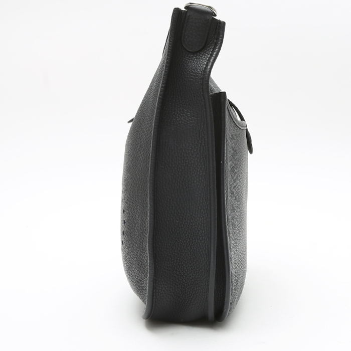 Borsa a tracolla Hermès  Evelyne modello piccolo  in pelle togo blu marino - Detail D6