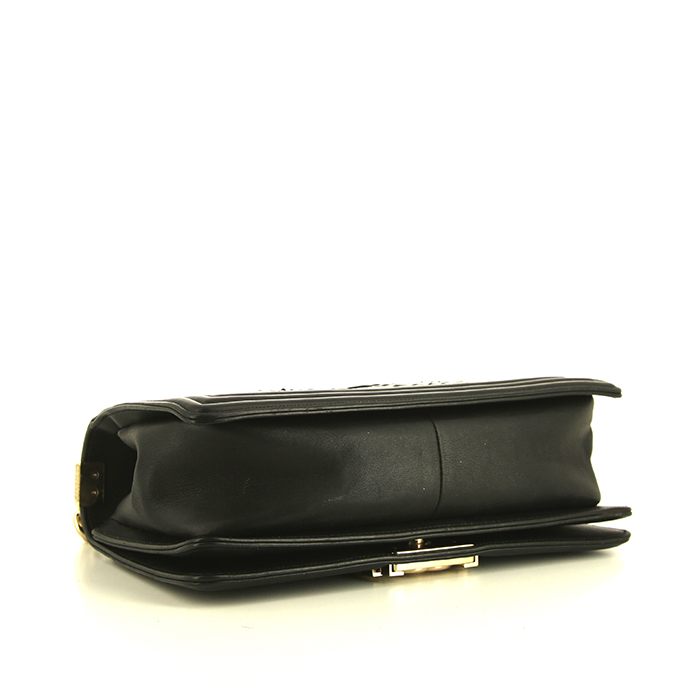 Sac bandoulière Chanel Boy en python noir et cuir noir - Detail D5