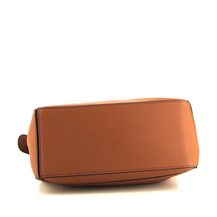 Bolso de mano Loewe Puzzle  modelo pequeño en cuero color oro - Detail D5