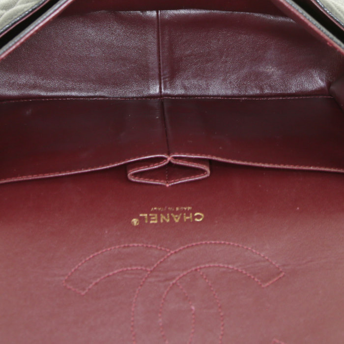 Bolso de mano Chanel Timeless jumbo en cuero granulado acolchado negro - Detail D3