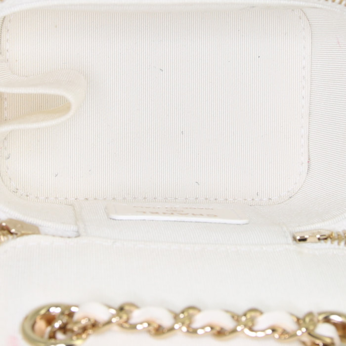 Chanel Vanity shoulder bag in white quilted leather - Detail D2
