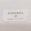 Bolso bandolera Chanel Vanity en cuero acolchado blanco - Detail D3 thumbnail
