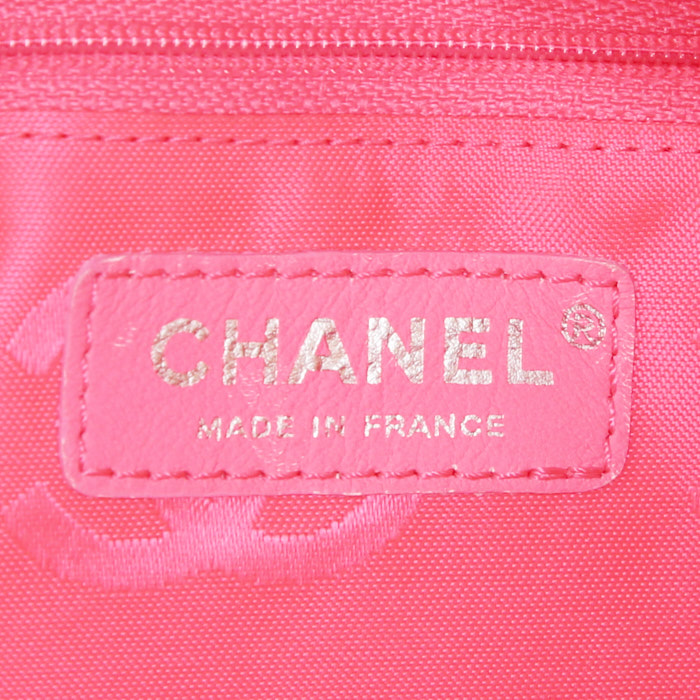 Bolso de mano Chanel Cambon en cuero acolchado negro y cuero blanco - Detail D3