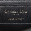 Bolso bandolera Dior 30 Montaigne en cuero negro - Detail D4 thumbnail