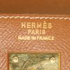 Bolso de mano Hermes Kelly 35 cm en cuero Courchevel color oro - Detail D4 thumbnail