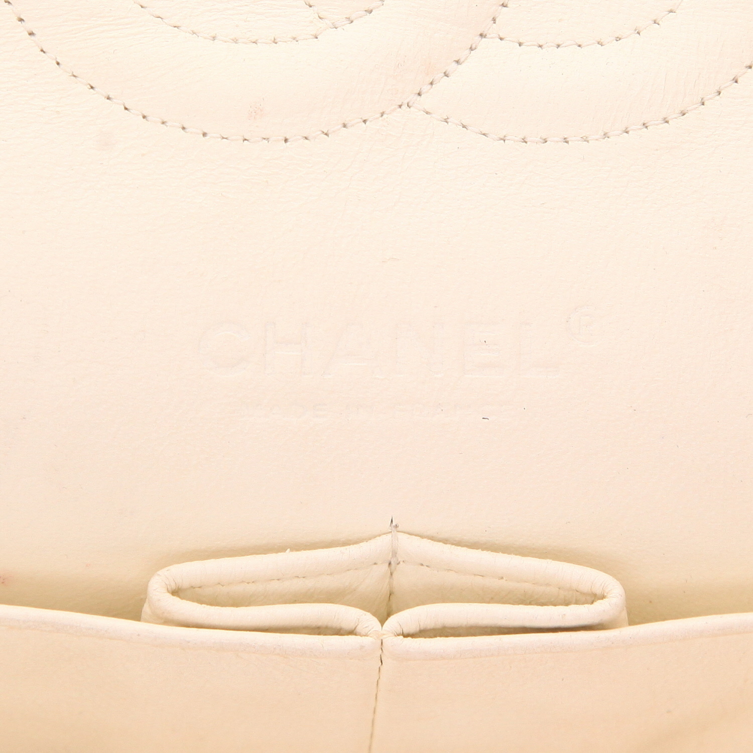 Chanel  Timeless Classic handbag  in black and cream color quilted tweed  and cream color leather - Detail D2