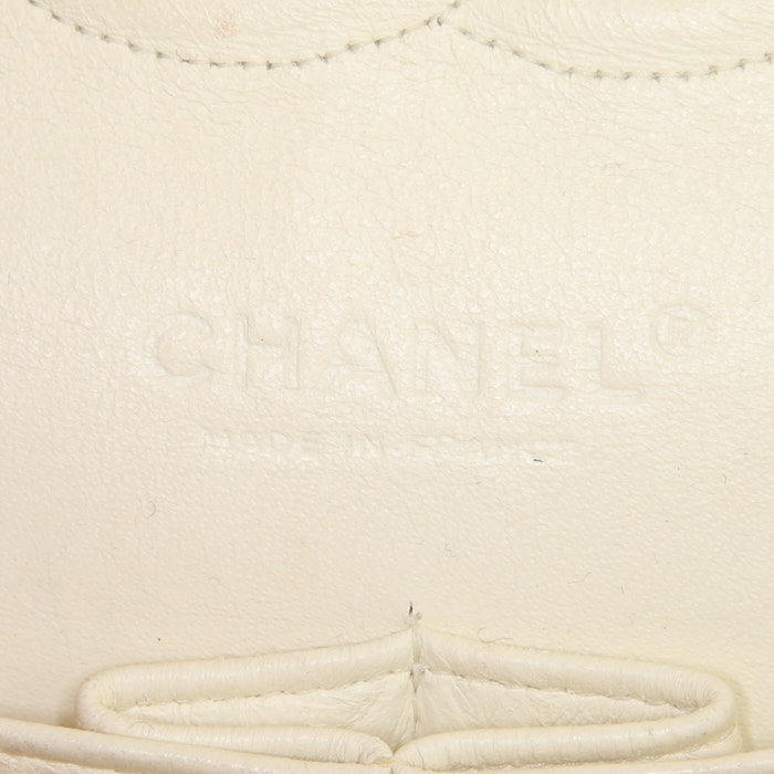 Bolso de mano Chanel  Timeless Classic en tweed acolchado negro y color crema y cuero color crema - Detail D4