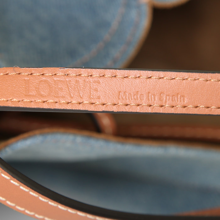 Loewe Shell shopping bag in blue denim canvas and brown leather - Detail D3