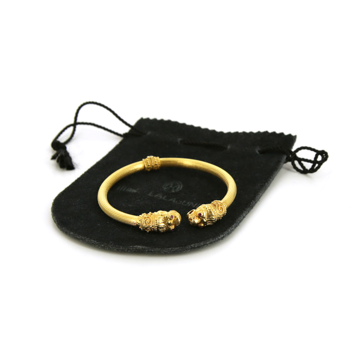 Bracelet jonc ouvrant Lalaounis Animal Head en or jaune et rubis - Detail D3