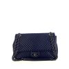 Bolso bandolera Chanel Timeless jumbo en cuero acolchado azul - 360 thumbnail