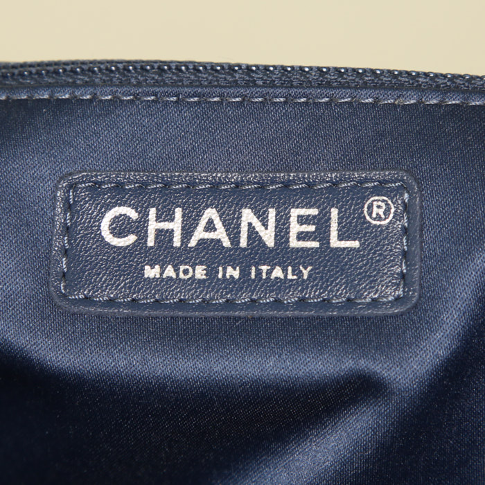 Chanel Timeless jumbo shoulder bag in blue quilted leather - Detail D4