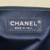 Bolso bandolera Chanel Timeless jumbo en cuero acolchado azul - Detail D4 thumbnail