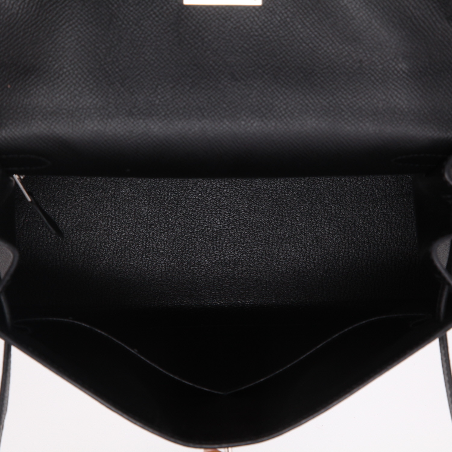 Bolso de mano Hermès  Kelly 28 cm en cuero epsom negro - Detail D3