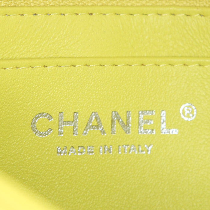 Chanel Mini Timeless shoulder bag in yellow patent quilted leather - Detail D3