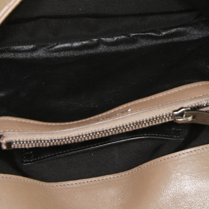 Sac bandoulière Saint Laurent College en cuir matelassé chevrons taupe - Detail D3