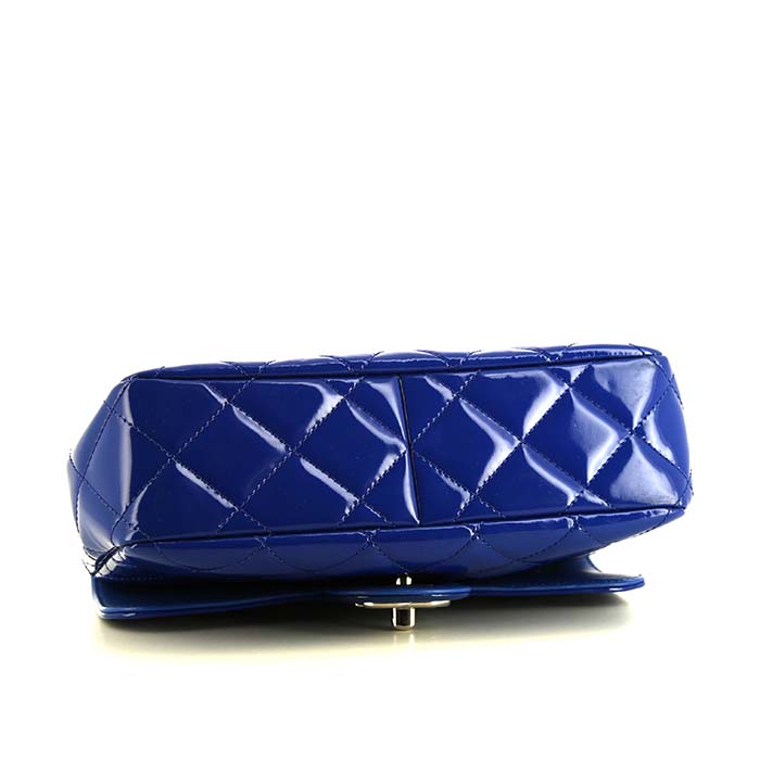 Sac bandoulière Chanel Mini Timeless en cuir verni matelassé bleu - Detail D5